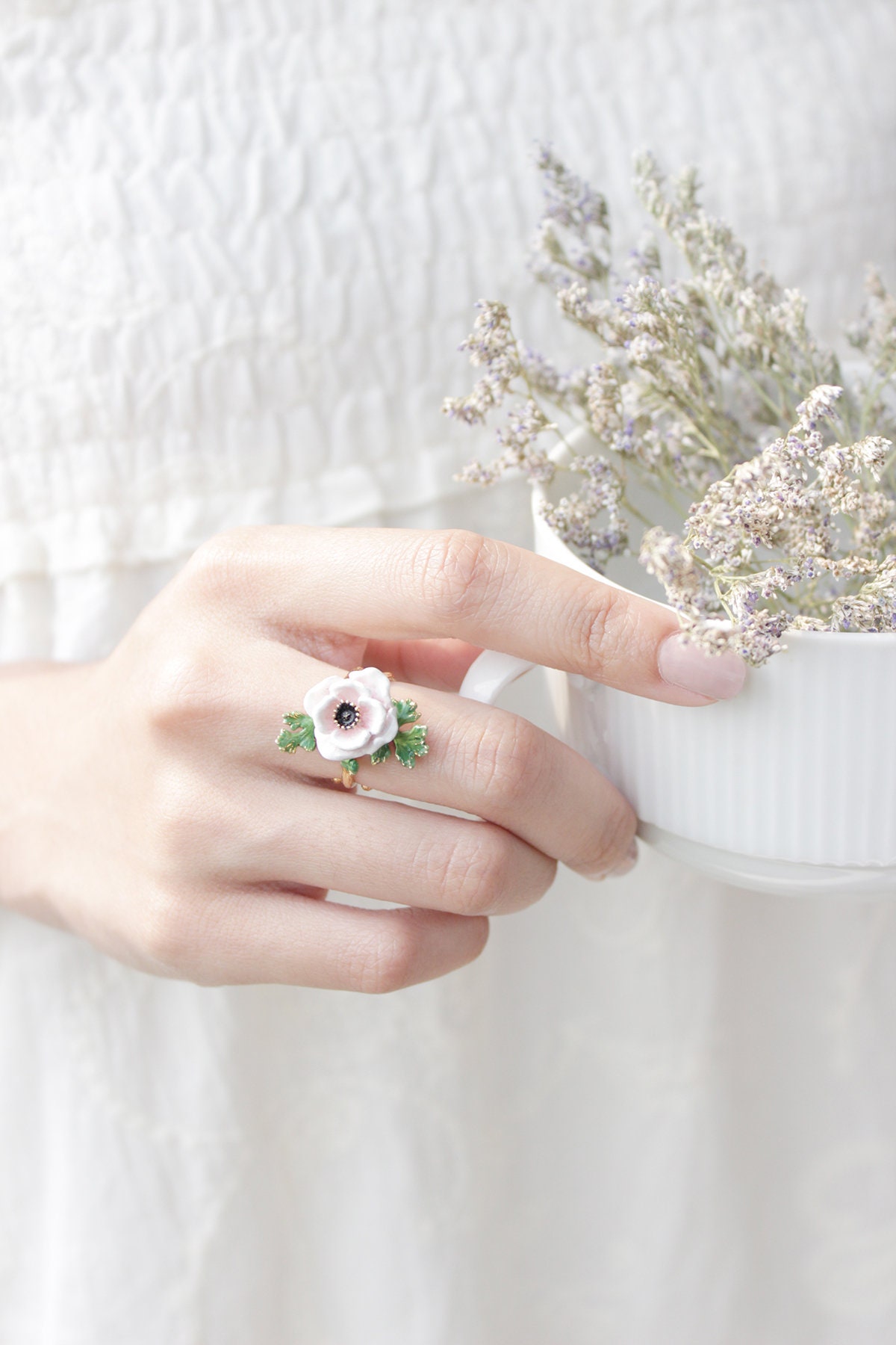 Anemone Weiß Ring , Blumen Emaille Handbemalt Goodafternine von GOODAFTERNINE