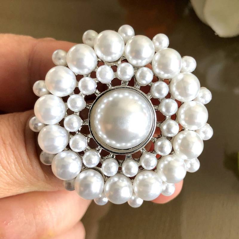 Runde Brosche Pin Weiß Perlenbrosche Perlenschmuck, Geschenk von GOODOLDVINTAGENL
