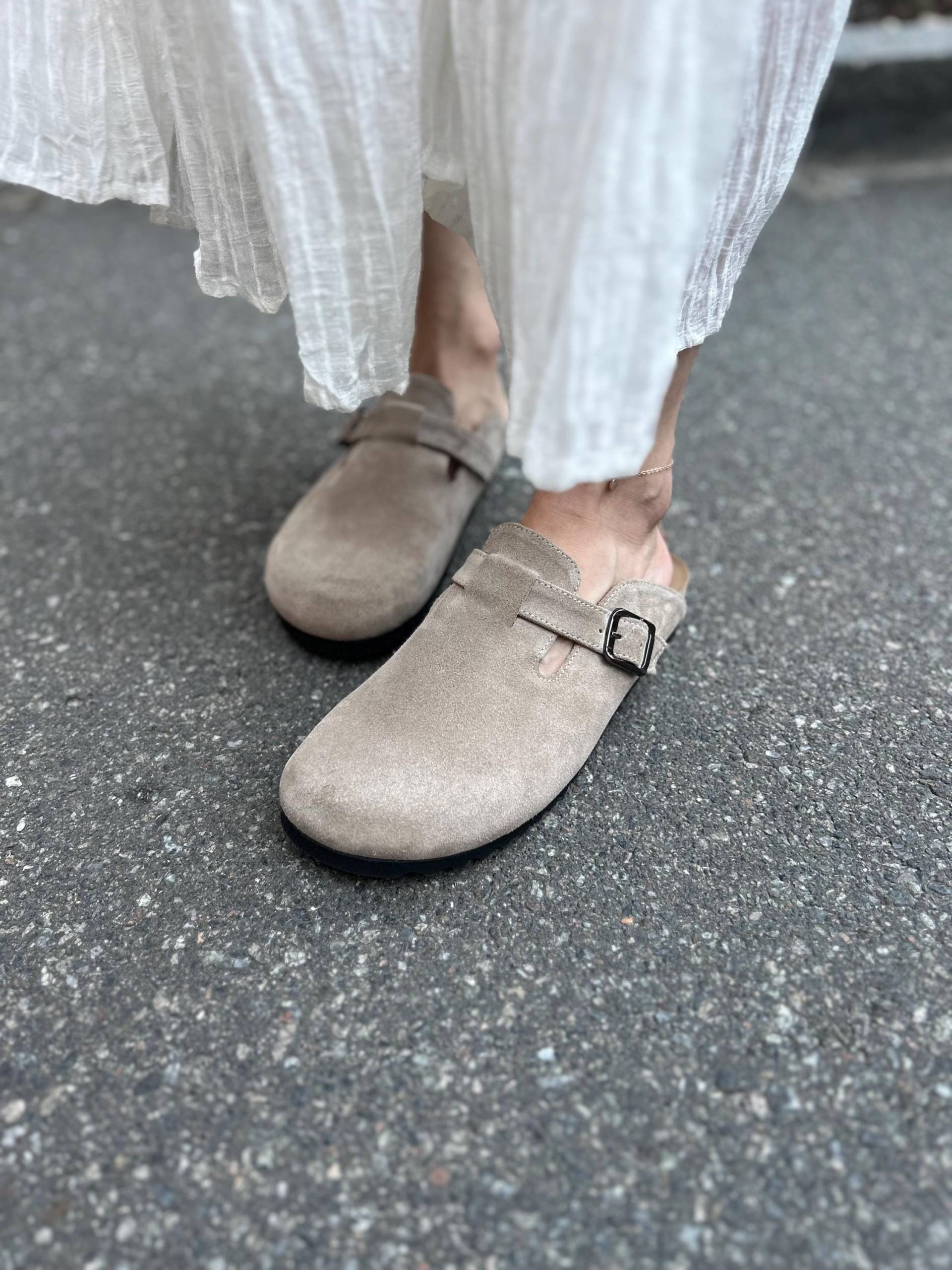 Frauen Beige Wildleder Clogs, Sommer Pantoletten Sandalen, Süße Sommerschuhe Frauen Beige Wildleder Clogs, Sommer Pantoletten Sandalen, Süße Sommerschuhe von GORshoesUA
