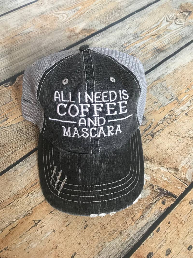 All I Need Is Coffee & Mascara Bestickte Hüte, Personalisierte Urlaubshut, Damengeschenk, Damenhut, Seehut, Mädchenwochenende von GOalphabetsoup