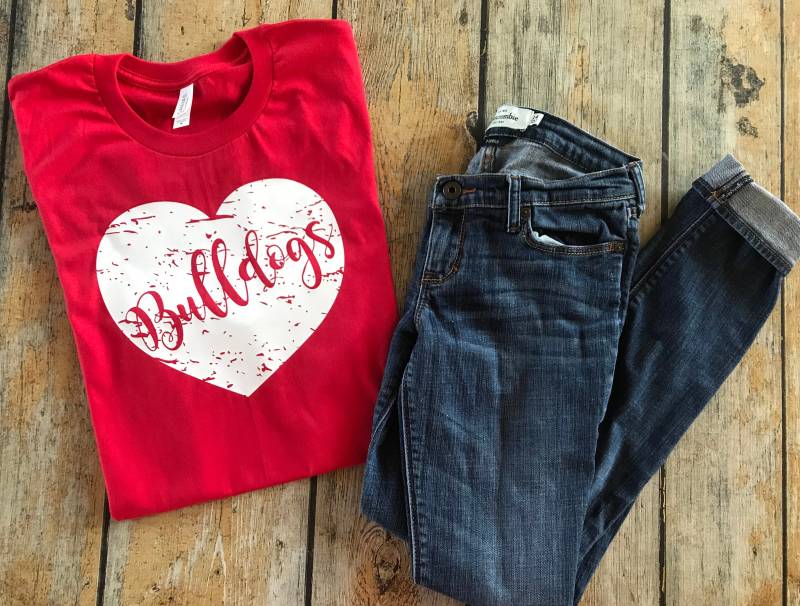 Bulldogge Herz T-Shirt, Schulliebe Schulmädchen Shirt, Team Spirit Schulgeist Shirt von GOalphabetsoup