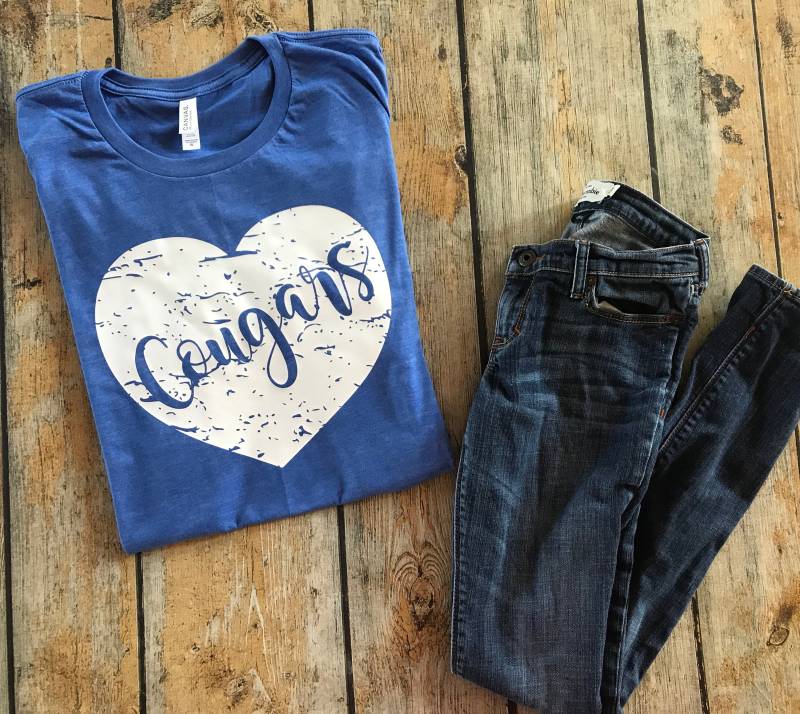 Cougars Distressed Herz T-Shirt, Schulliebe Schulmaskottchen Shirt, Team Spirit Schulgeist Shirt von GOalphabetsoup