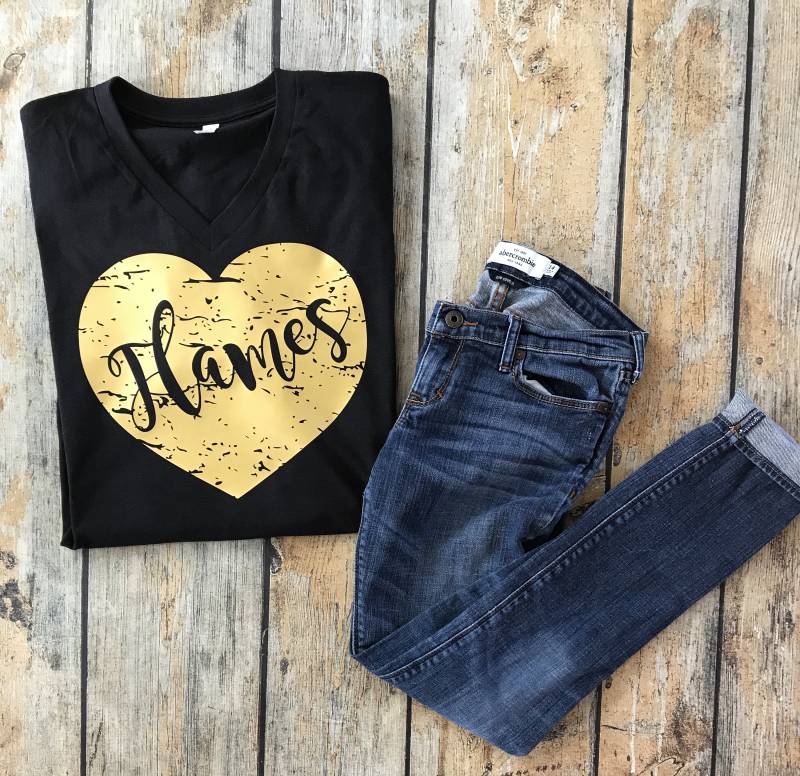 Flammen Herz T-Shirt, Schulliebe Schulmädchen Shirt, Teamgeist Schulgeist Shirt von GOalphabetsoup