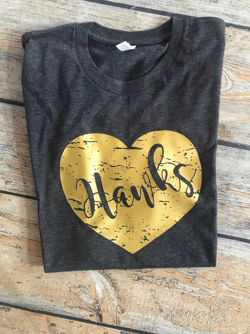 Hawks Distressed Herz T, Schulliebe T-Shirt, Schulmädchen Falken Shirt, Team Spirit Schulgeist Shirt von GOalphabetsoup