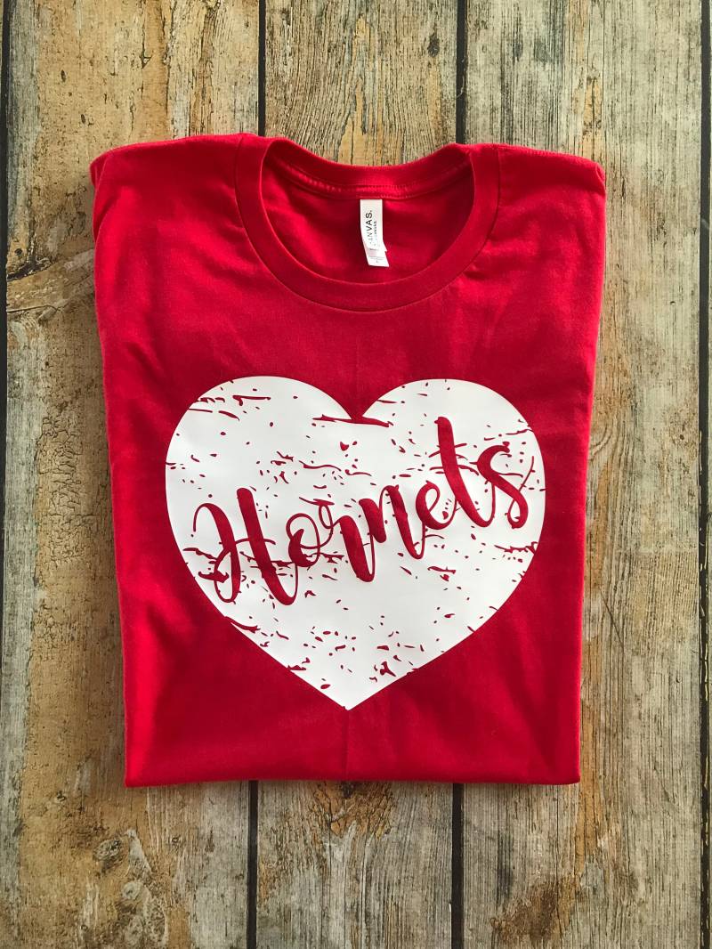 Hornets Distressed Herz T, Schulliebe T-Shirt, Schulmädchen Shirt, Team Spirit Schulgeist Shirt von GOalphabetsoup