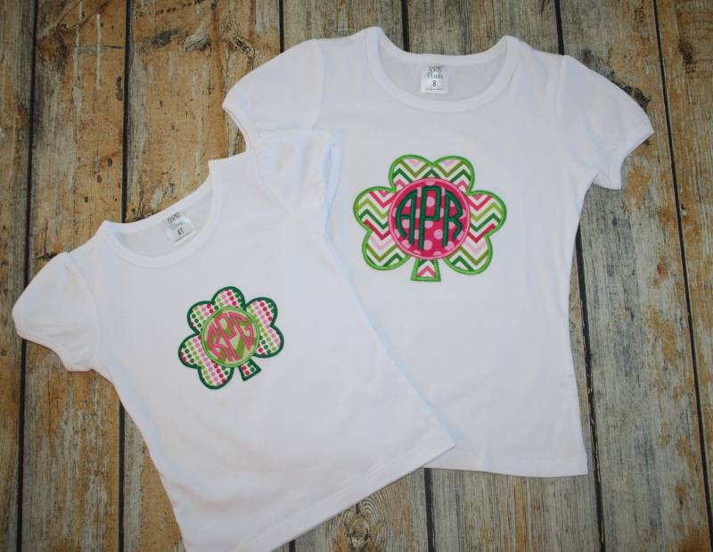Kleeblatt Monogramm T, St. Pats T-Shirt, Personalisiertes St. Patricks Day Shirt, 4 Blatt St Raglan von GOalphabetsoup