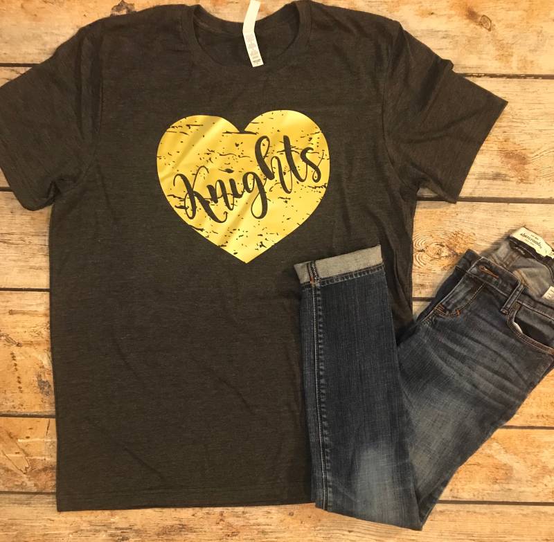 Knights Distressed Heart T, Schulgeist T-Shirt, Schulmädchen Team Mom Shirt, Spirit Cbc Kadetten von GOalphabetsoup