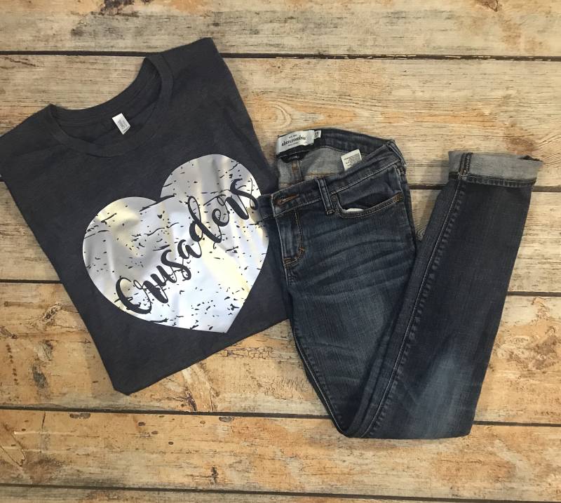 Kreuzritter Herz T-Shirt, Schulgeist Schul-Maskottchen - Team Mom Shirt, Spirit Cbc Kadetten von GOalphabetsoup