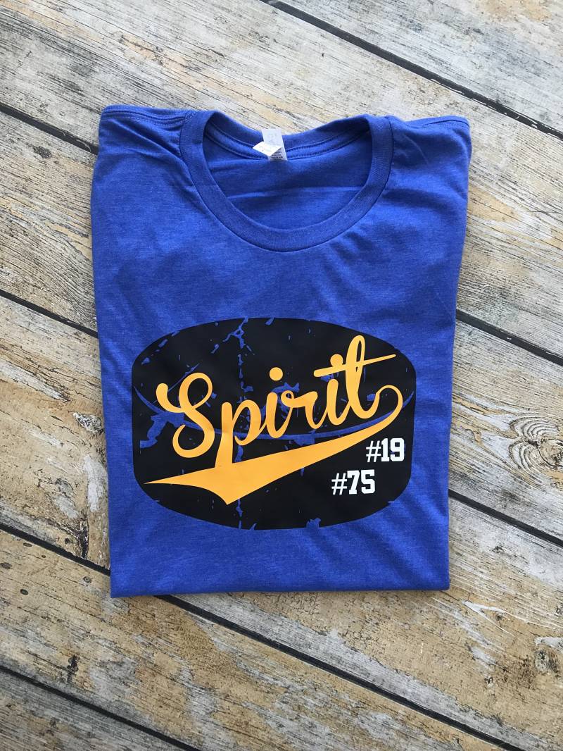 Kurzärmeliges Distressed Hockey Shirt Mit Namen Oder Mannschaftsname, Team T-Shirt, Schule Shirt, Mom Spirit von GOalphabetsoup