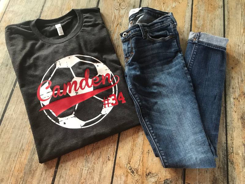 Langarm Distressed Fußball T-Shirt Mit Namen Oder Mannschaftsname, Team T-Shirt, Schule Shirt, Soccer Mom Spirit Shirt von GOalphabetsoup