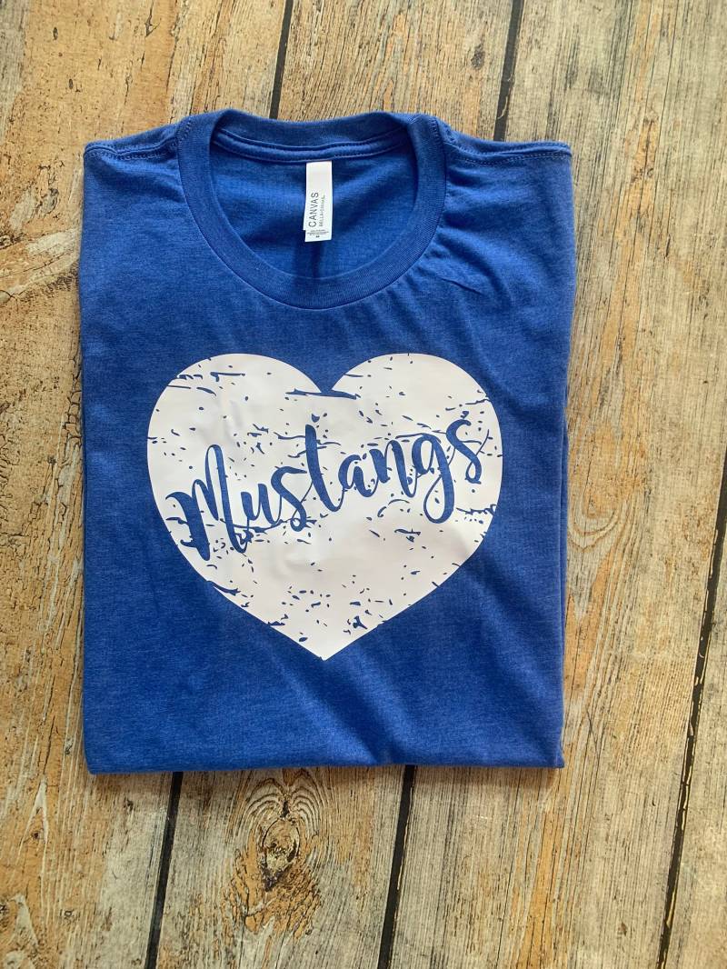 Mustangs Distressed Herz T, Schulliebe T-Shirt, Schulmädchen Shirt, Team Spirit Schulgeist Shirt von GOalphabetsoup