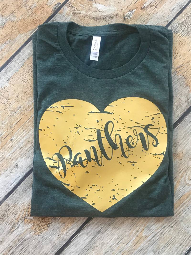 Panthers Distressed Heart T, Schulliebe T-Shirt, Schulmädchen Panthershirt, Team Spirit Shirt, School Shirt von GOalphabetsoup
