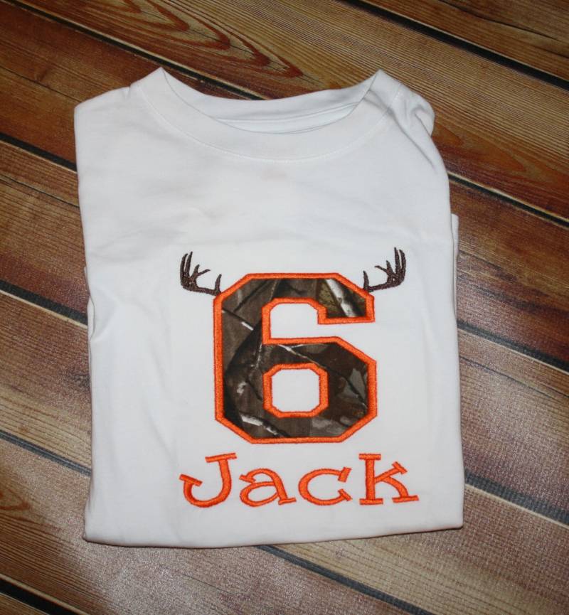 Personalisierte Geweihnummer Mit Namen T-Shirt, Camo Geburtstag Shirt, Jagd Personalisierter Bodysuit, Name von GOalphabetsoup