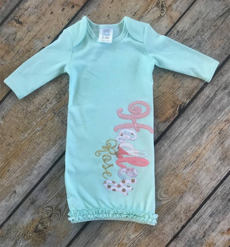 Personalisiertes Babykleid, Babykleid Mit Namen, Säuglingskleid Besticktes Applikationsname von GOalphabetsoup