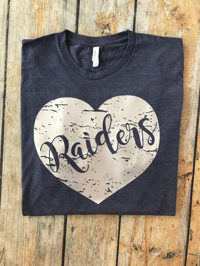 Raiders Distressed Heart T, Schulliebe T-Shirt, Schulmädchen Shirt, Team Spirit School Shirt von GOalphabetsoup