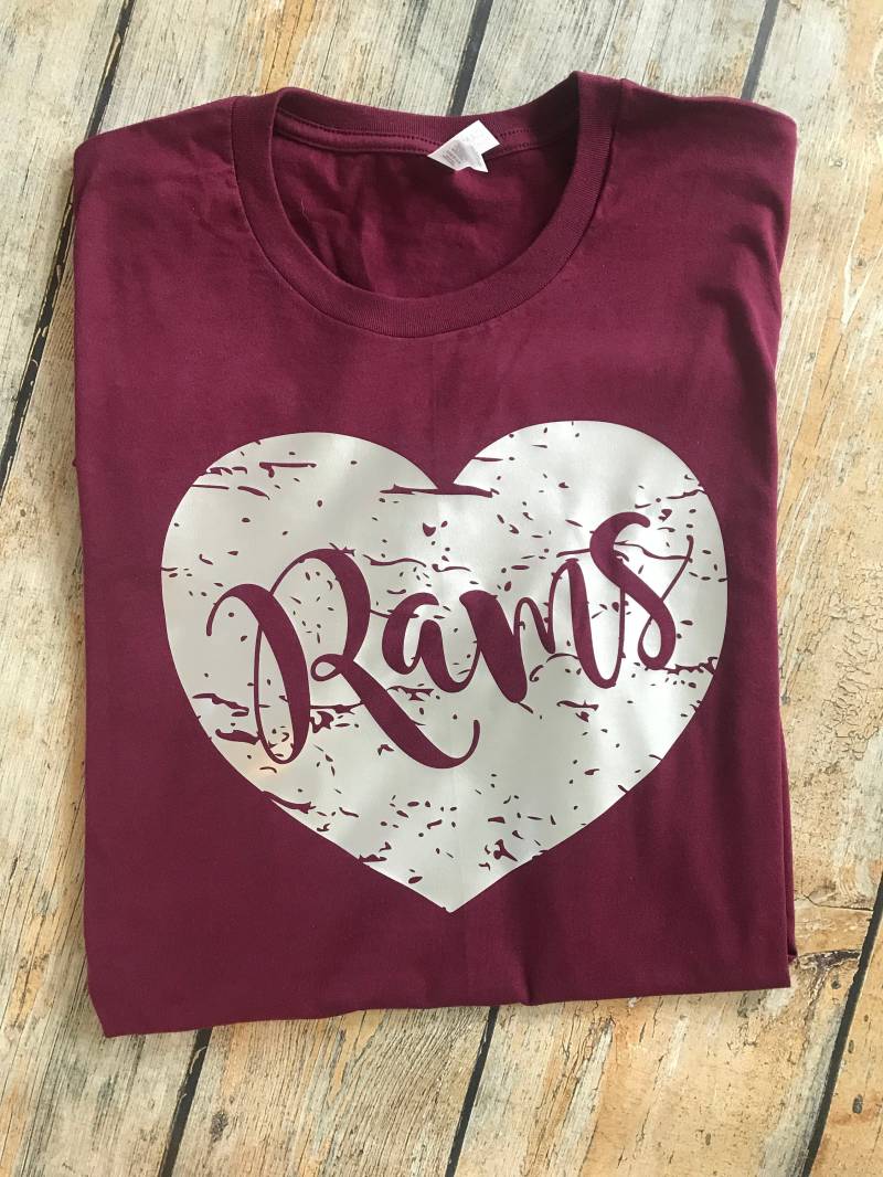 Rams Distressed Heart T, Schulliebe T-Shirt, Schulmädchen Shirt, Team Spirit Schulgeist Shirt von GOalphabetsoup