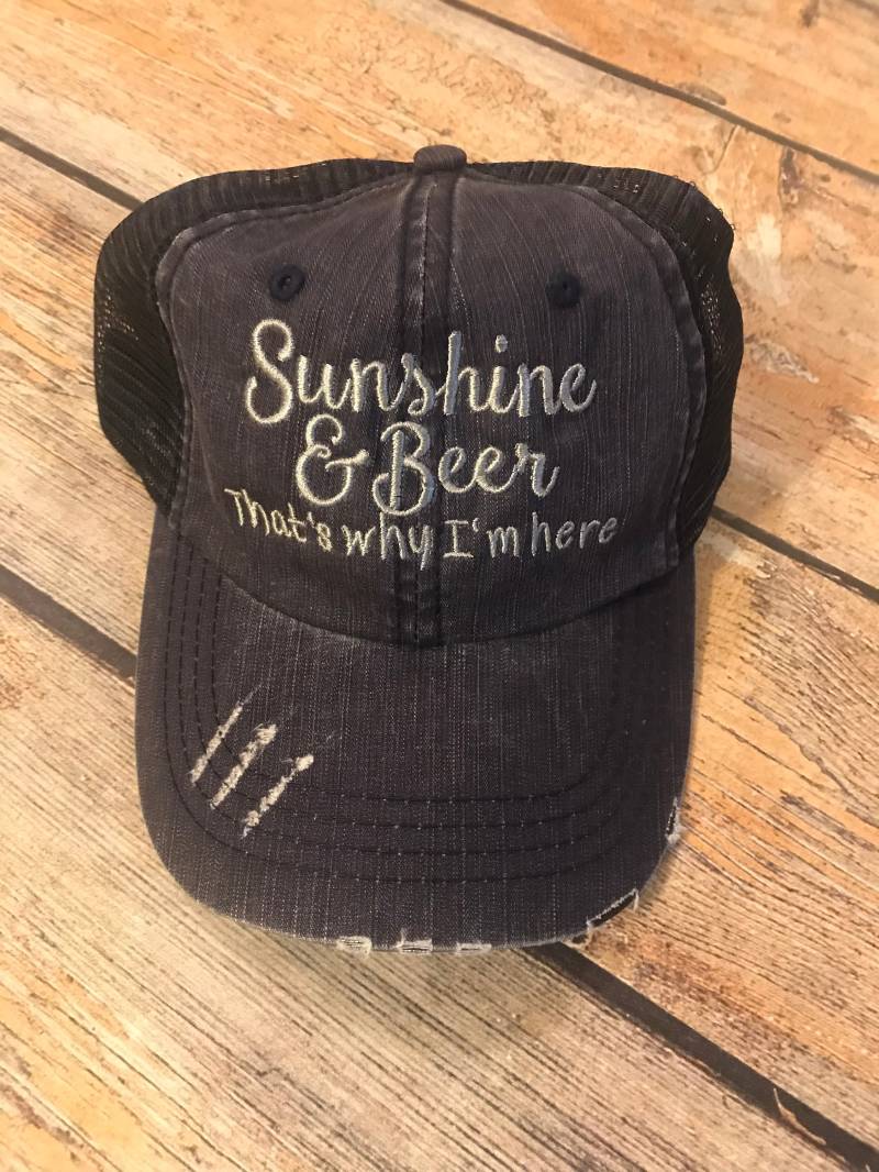 Sonnenschein Und Bier, Deshalb Bin Ich Hier Bestickte Hüte, Personalisierte Urlaubshut, Damengeschenk, Damenhut, Seehut, Mädchenwochenende von GOalphabetsoup