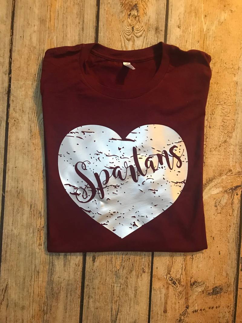 Spartans Distressed Heart T, Schulliebe T-Shirt, Schul-Maskottchen Shirt, Team Spirit School Shirt von GOalphabetsoup