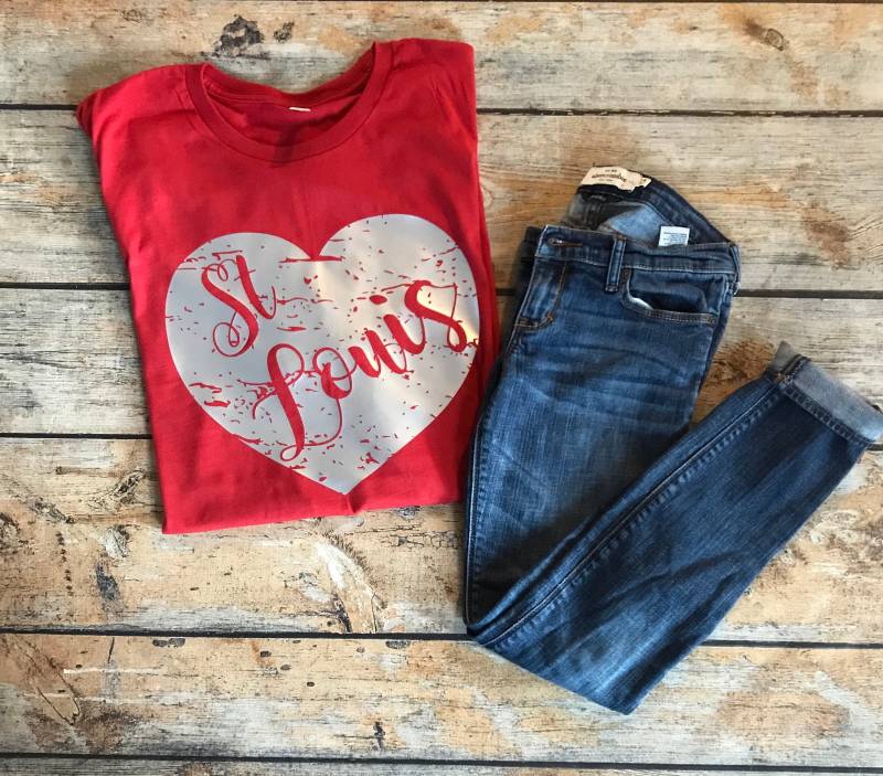 St. Louis Beunruhigt Herz T-Shirt, Stadt Liebe Schul Maskottchen Cardinals Shirt, Team Spirit Shirt von GOalphabetsoup