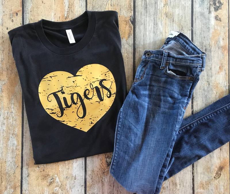 Tigers Distressed Heart T, Schulliebe T-Shirt, Schulmädchen Tigershirt, Team Spirit Shirt, Schulgeist Shirt von GOalphabetsoup
