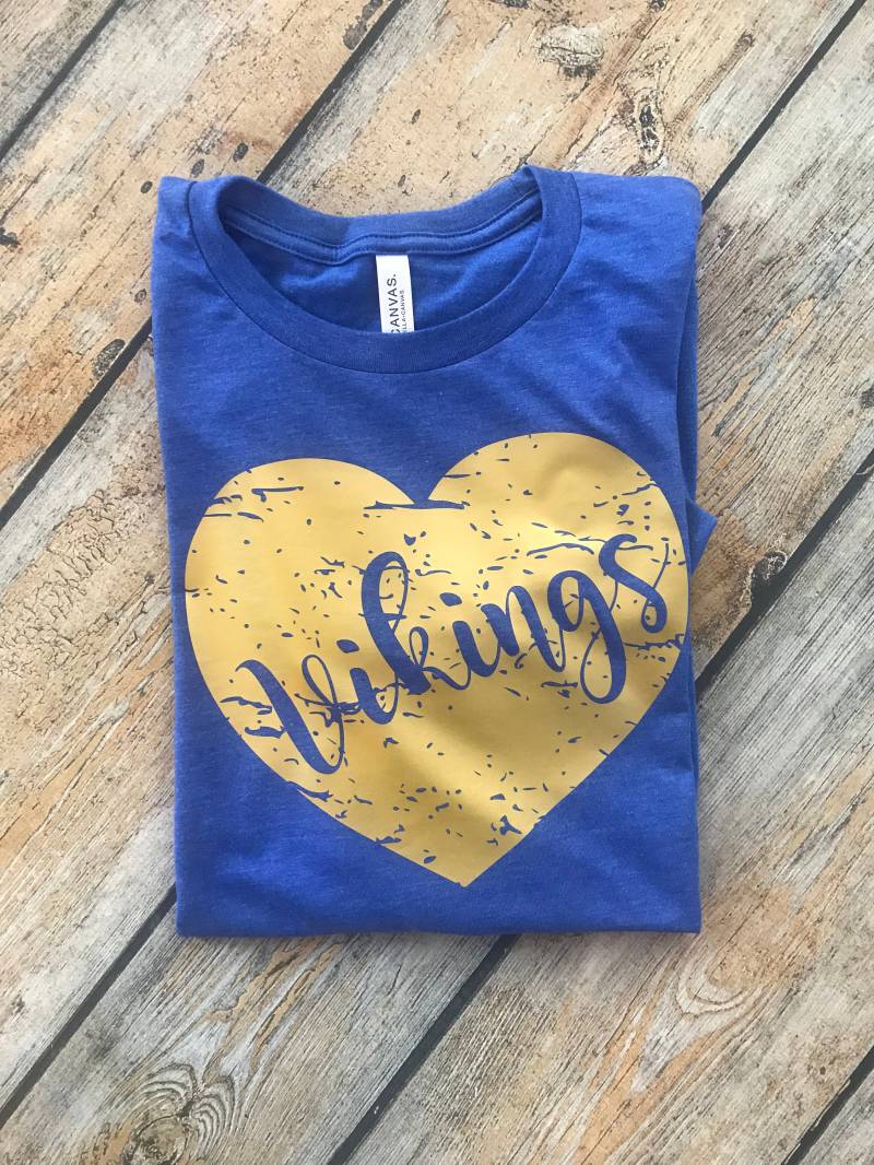 Vikings Distressed Herz T-Shirt, Schule Liebe Maskottchen Wikinger Shirt, Team Spirit Shirt von GOalphabetsoup