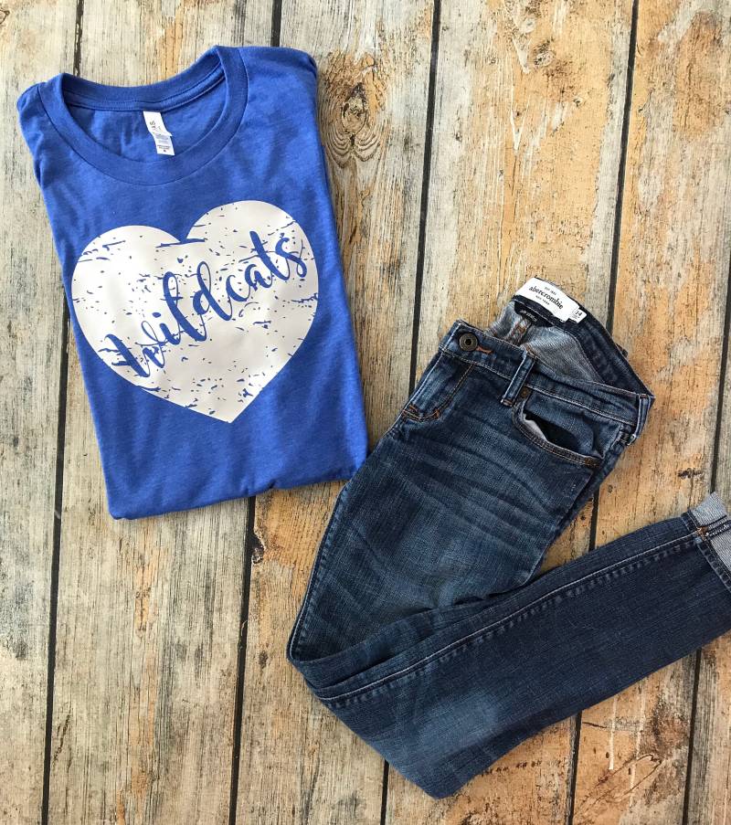 Wildkatten Herz T-Shirt, Schulliebe Schulmädchen Shirt, Wildkatz Team Spirit Schulgeist Shirt von GOalphabetsoup