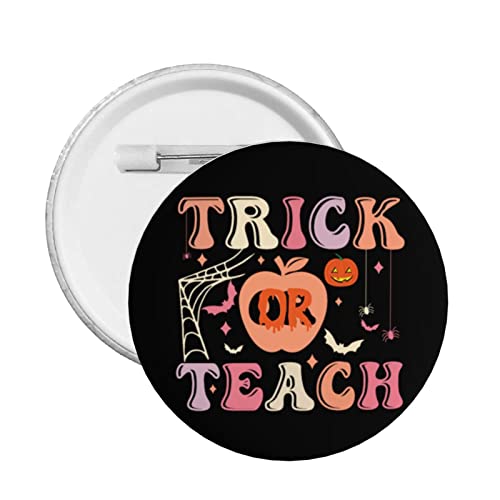Retro Halloween Trick Or Teach Button Pins Lustige Halloween Lehrer Runde Anstecker Halloween Dekoration Dekor Pins für Kleidung Tasche Hut Accessoires von GQWJKSZ
