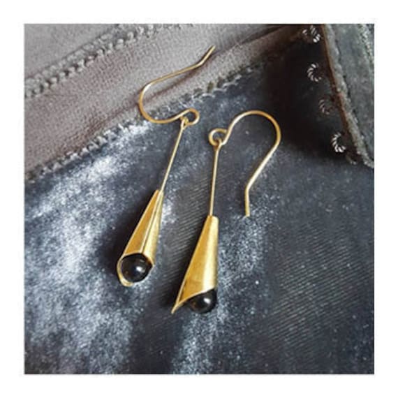 Messingkegel An Messinghaken Mit 6 Mm Onyxperlen von GRADdesign