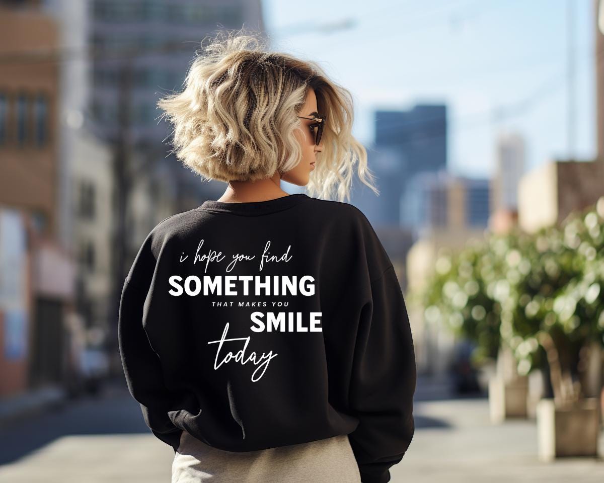 Positive Vibes Sweatshirt - "Find Something That Makes You Smile' Cozy, Happy Gift von GREYLABDesign