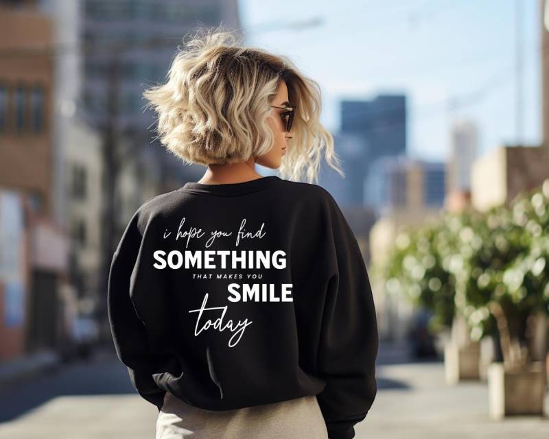 Positive Vibes Sweatshirt - "Find Something That Makes You Smile' Cozy, Happy Gift von GREYLABDesign