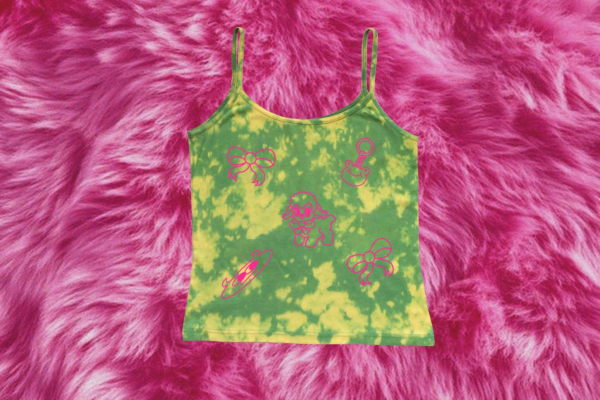 Neonpinkes Tanktop Mit Schmuckstücken - Grünes Batikmuster Neonpinkes Tanktop Mit Schmuckstücken - Grünes Batikmuster von GRODUKBOUCAR