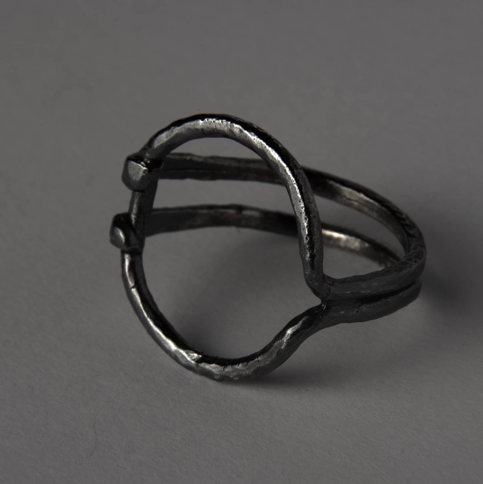 Black Coil Open Circle Infinity Ring Roh Unisex Signet Oxidiert Silber Statement Handgemacht Rustikal Minimalistisch Alltag Schmuck von GROMcoil