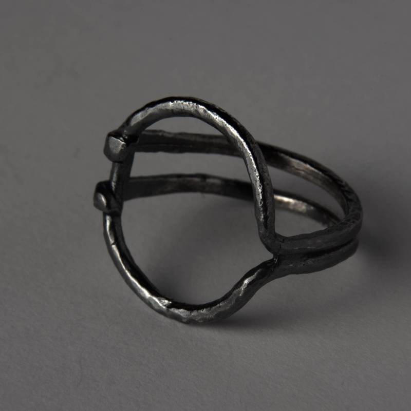 Black Coil Open Circle Infinity Ring Roh Unisex Signet Oxidiert Silber Statement Handgemacht Rustikal Minimalistisch Alltag Schmuck von GROMcoil
