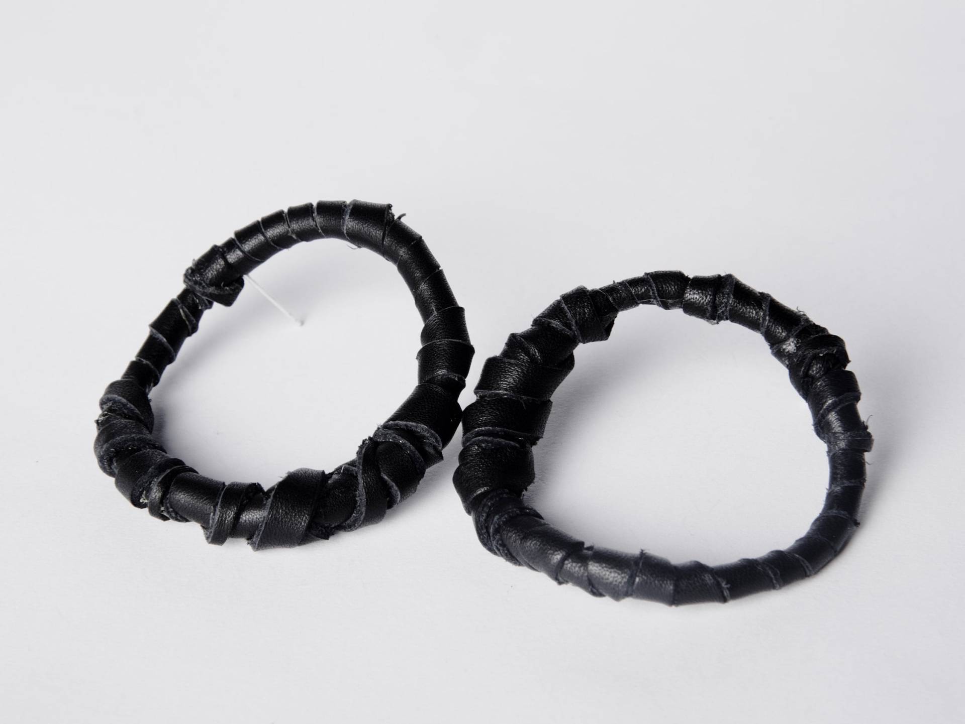 Chunky Schwarze Leder Oversized Hoops Statement Ohrringe Spulen Silber Und Minimalist Handarbeit von GROMcoil