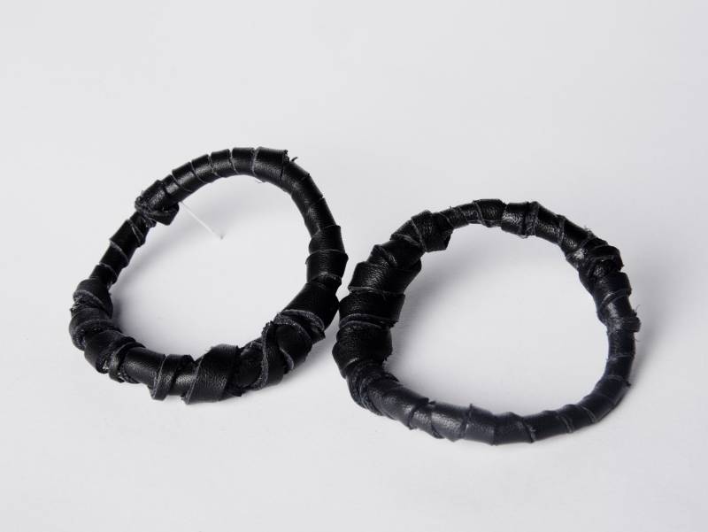 Chunky Schwarze Leder Oversized Hoops Statement Ohrringe Spulen Silber Und Minimalist Handarbeit von GROMcoil
