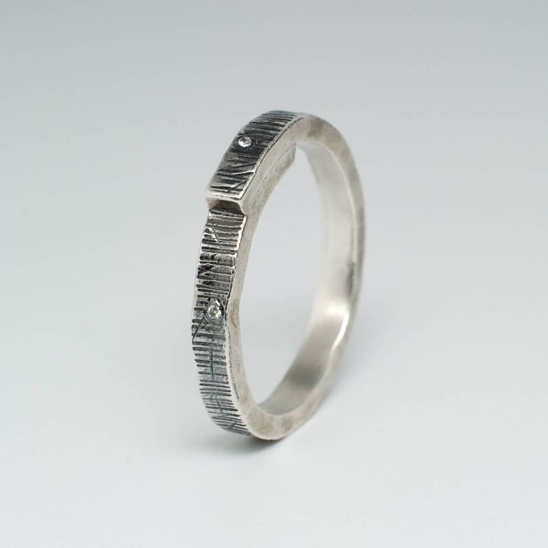 Großer Dipper Modern Unisex Ehering Rustikal Oxidiert Strukturiert Silber Winzig Diamanten Band Herren Damen Brautband von GROMcoil