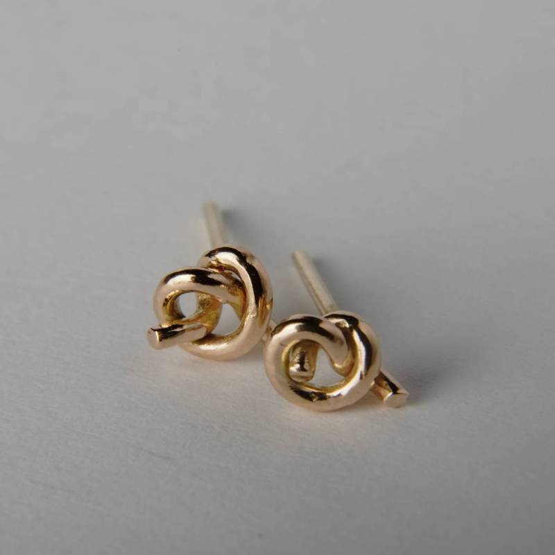 Love Knot Tiny 14K Gold Ohrstecker Minimalistisch Modern Kleine Post Ohrringe Handarbeit Unendlichkeit Knoten Mismatched Love Knot Tiny 14K Gold Ohrstecker Minimalistisch Modern Kleine Post Ohrringe Handarbeit Unendlichkeit Knoten Mismatched von GROMcoil