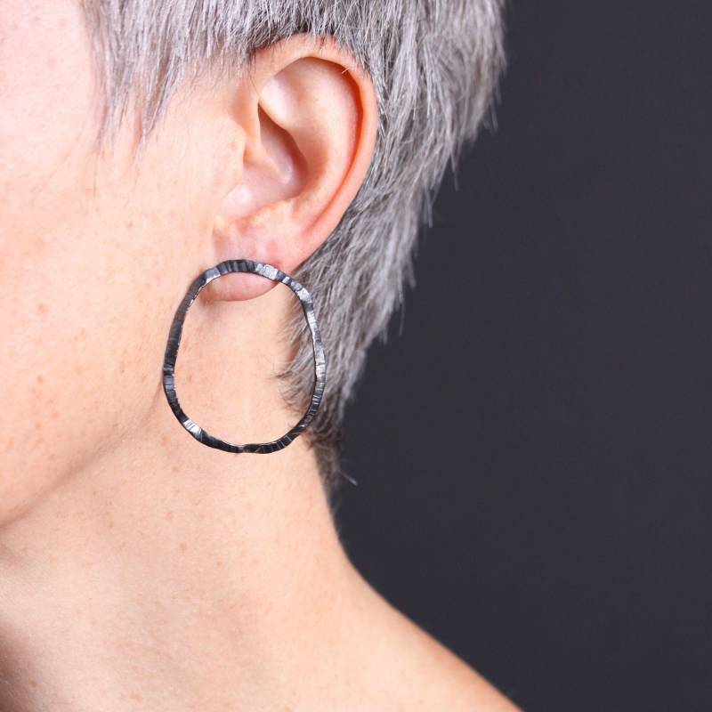 Oversized Hoops Minimalist Statement Ohrringe Geschmiedet Oxidierte Silber von GROMcoil