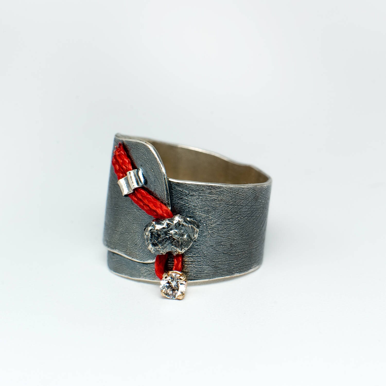 Red Thread Wrap Ring Unikat Oneofakind Silber Statement Cocktail Hand Maid Sculptural Diamant Oxidiert Struktur Red Thread Wrap Ring Unikat Oneofakind Silber Statement Cocktail Hand Maid Sculptural Diamant Oxidiert Struktur von GROMcoil