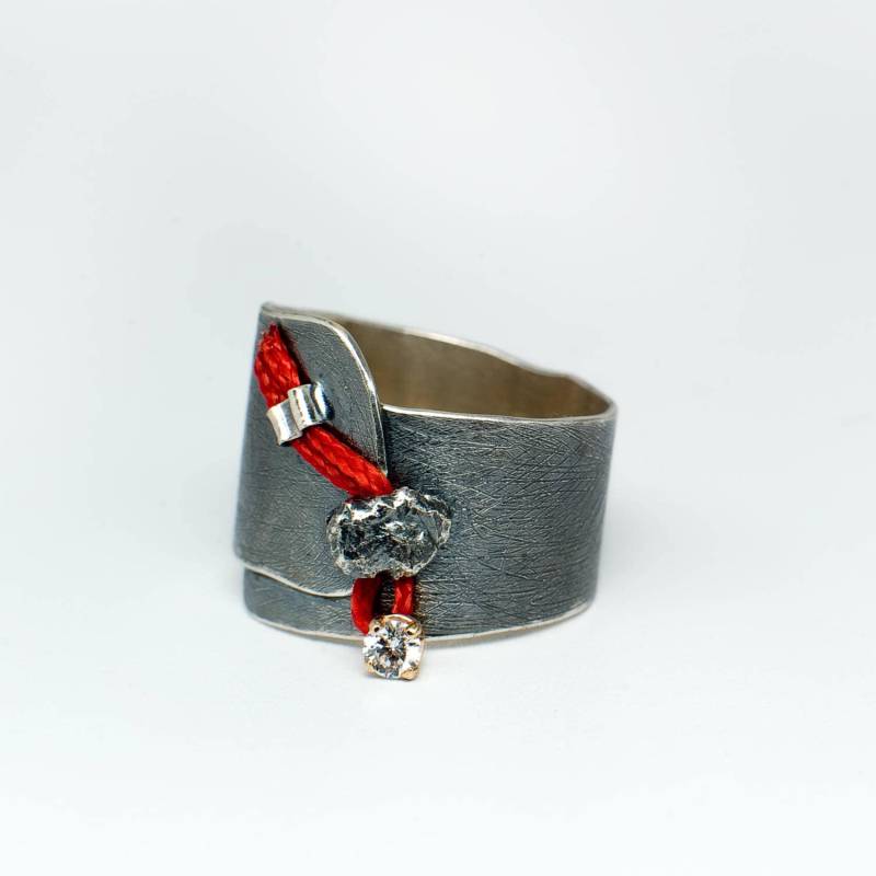 Red Thread Wrap Ring Unikat Oneofakind Silber Statement Cocktail Hand Maid Sculptural Diamant Oxidiert Struktur von GROMcoil