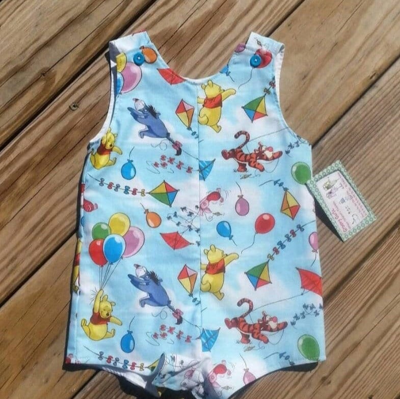 Charmantes Winnie The Pooh Outfit, Feiern Sie Mit Eeyore, Ferkel, Tigger Und von GROOVYGURLZ