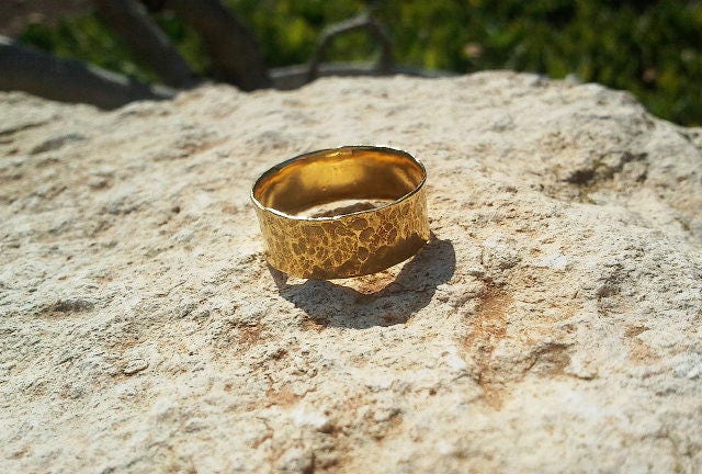 Breiter Gehämmerter Goldring, Massiv Gelbgold Ehering, Gold Strukturierter Ring Für Frauen von GRubinsteinjewellery