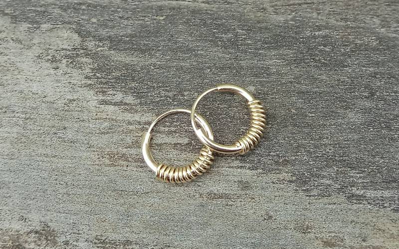 Draht Gewickelte Solide Gold Creolen, 14K Gelbgold Zierliche Ohrringe Für Mädchen, Unisex Creolen von GRubinsteinjewellery