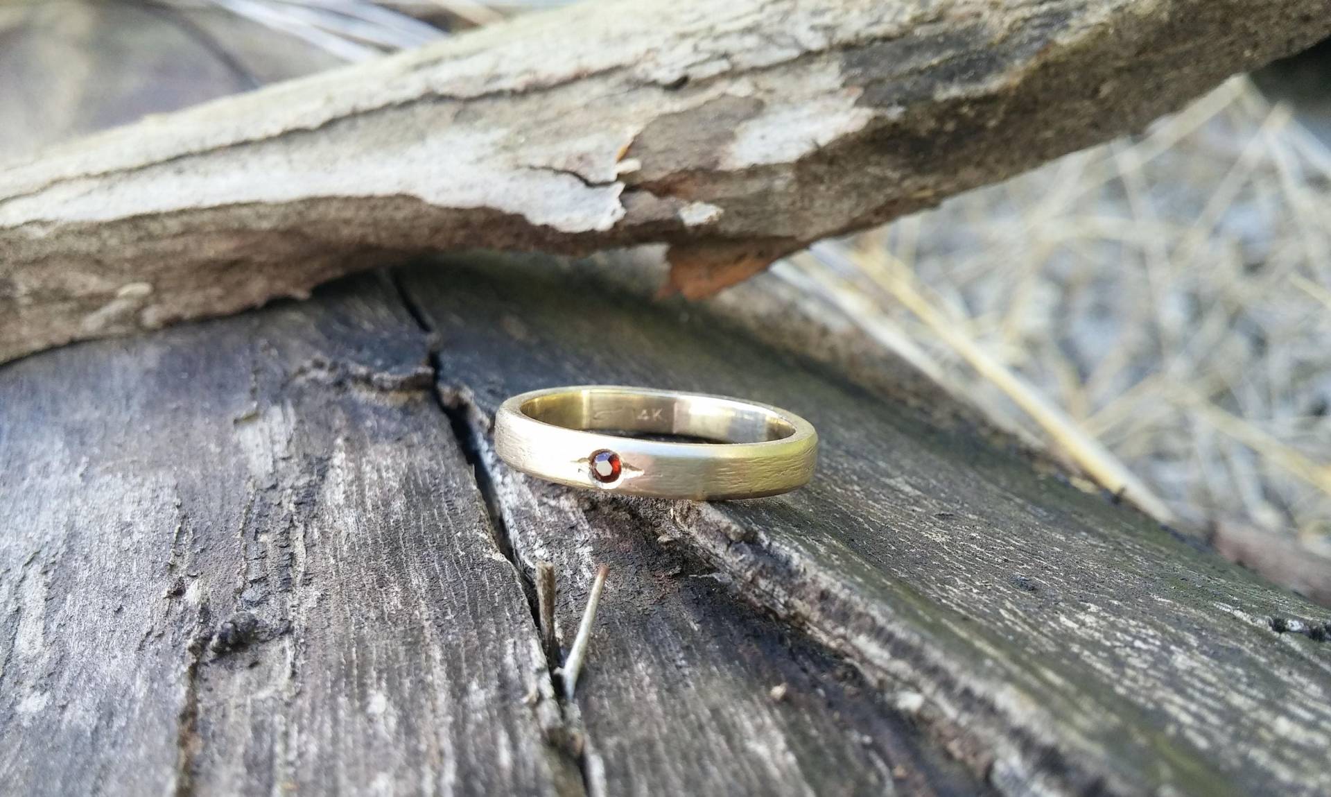 Granat Flacher Goldring, Rotes Steinband, Unisexring, Einfacher Strukturierter Ring, Runder Granatring von GRubinsteinjewellery