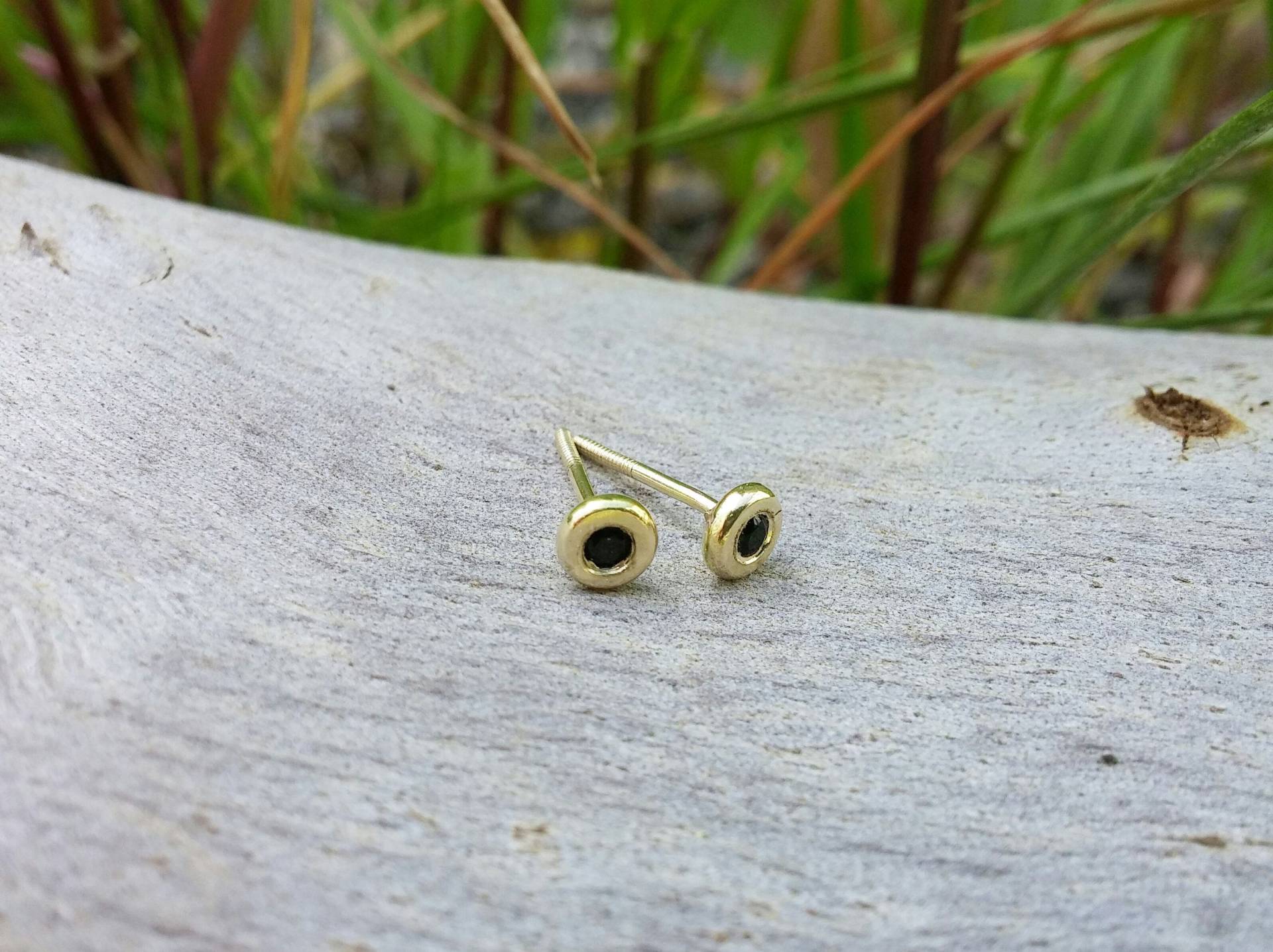 Massives Gelbgold Runde Ohrstecker Mit Schwarzen Onyx/Spinel Stein von GRubinsteinjewellery