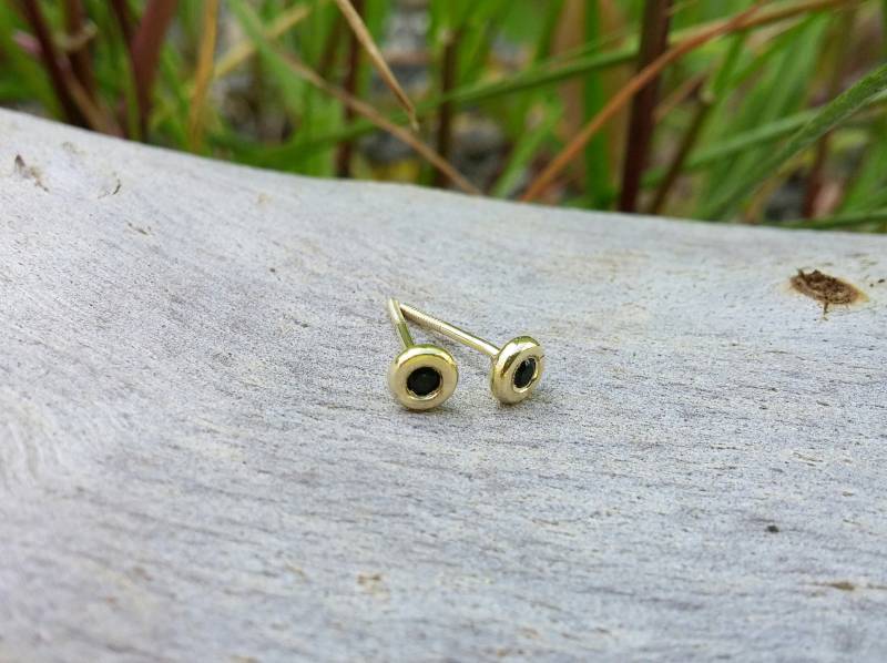 Massives Gelbgold Runde Ohrstecker Mit Schwarzen Onyx/Spinel Stein von GRubinsteinjewellery