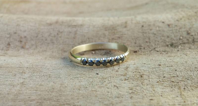 Schwarzer Diamant 7 Steine Ewigkeit 14 18 Karat Massivem Goldring von GRubinsteinjewellery