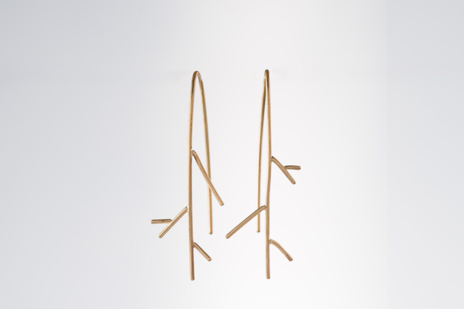 Solide Gold Dünnen Zweig Ohrringe von GRubinsteinjewellery