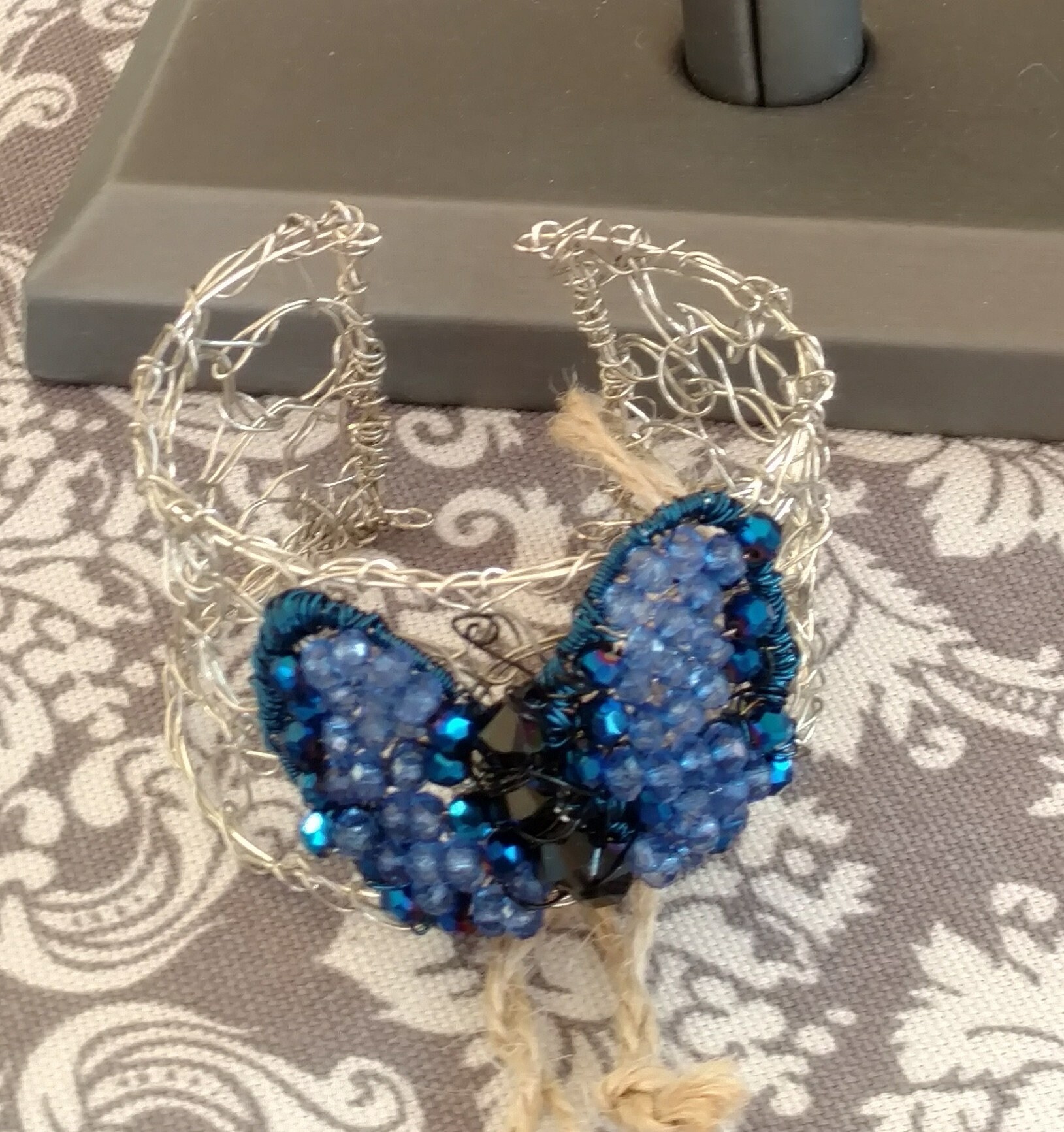 Draht-Armreif Mit Swarovski Kristallschmetterling Gehäkelt Draht-Armreif Mit Swarovski Kristallschmetterling Gehäkelt von GTMDesigns