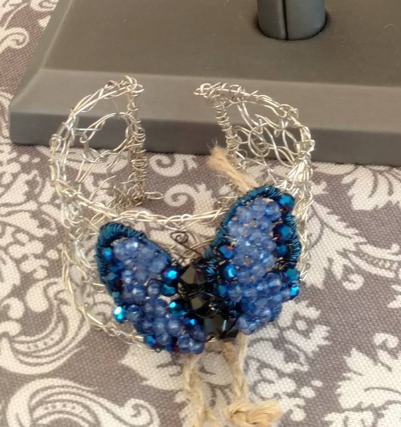 Draht-Armreif Mit Swarovski Kristallschmetterling Gehäkelt Draht-Armreif Mit Swarovski Kristallschmetterling Gehäkelt von GTMDesigns